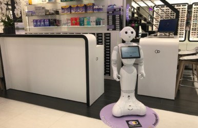 HOOMANO : Vous avez dit phygital ? Accueillir, animer, faciliter le parcours client dans le retail : c&rsquo;est possible avec des robots “powered by Hoomano”