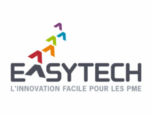 Logo de Easytech, nom en gris foncé, souligné par le texte L'innovation facile pour les PME, et 4 chevrons colorés s'envolent au dessus du A, le