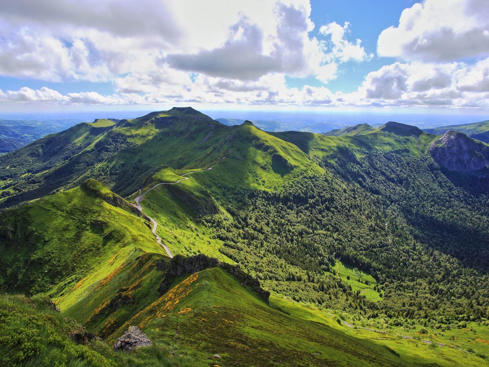 UCA : Projet MACIV-nodes : un réseau sismologique exceptionnel sur les volcans du Massif Central
