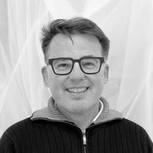 Portrait noir et blanc d'un homme caucasien cheveux courts, lunettes carrées