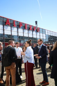 Groupe de personne devant les bâtiments de l'Alpexpo à Grenoble